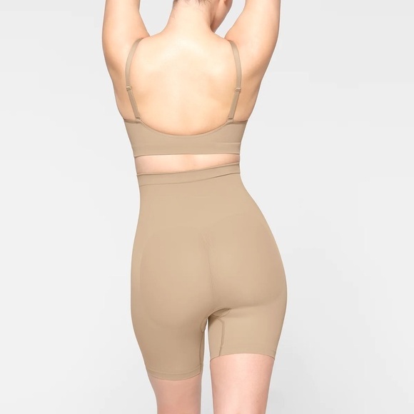 Skims seamless sculpting shorts XS NWOT - Picture 2 of 5